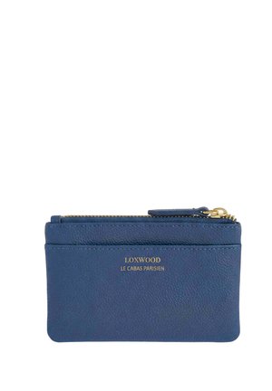 Pochette en cuir bleu marine avec fermeture éclair dorée et poche avant, portant la marque "Loxwood Le Cabas Parisien" en lettres dorées.