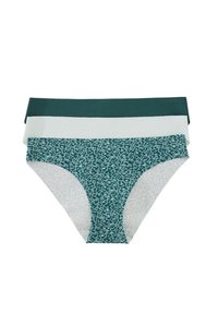 Tre paia di mutandine femminili: una di un verde scuro uniforme, una di un verde chiaro uniforme e una con una stampa leopardata in toni di teal. Tessuto morbido con elastico in vita.