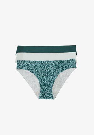 Tre paia di mutandine femminili: una di un verde scuro uniforme, una di un verde chiaro uniforme e una con una stampa leopardata in toni di teal. Tessuto morbido con elastico in vita.