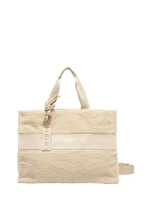 Borsa tote rettangolare beige in tessuto morbido e strutturato, con doppi manici e un'etichetta brandizzata appesa vicino al manico in alto a sinistra.