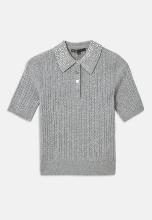 Polo gri tricotat cu mâneci scurte, textură ribbed și un guler decorativ cu mărgele. Dispune de trei butoane în față.