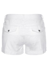 Bílé džíny šortky s zadními kapsami na knoflíky a poutky na opasek, zobrazené ze zadní strany na bílém pozadí.