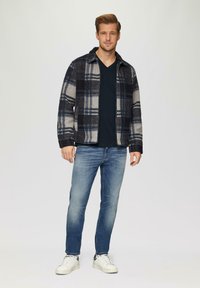 s.Oliver MIT LOGO UND V-AUSSCHNITT - T-shirt basic - navy