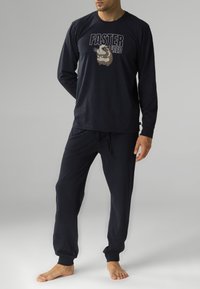 Granatowy, długi komplet piżamy z grafiką chomika i napisem „SZYBSZY FRED”, z luźnymi spodniami i elastyczną talią.