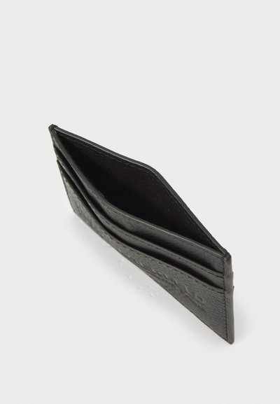 Tarjetero de cuero negro con superficie texturada, diseñado para múltiples tarjetas, con dos ranuras para tarjetas y un compartimento abierto en el medio.