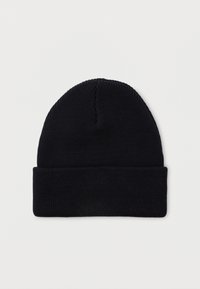 Musta neulottu pipo taitetulla reunalla, esillä litteänä valkoista taustaa vasten.