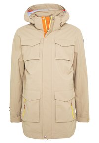 Veste beige à capuche avec fermeture éclair frontale et fermeture à boutons-pression, quatre poches à rabat, et doublure intérieure orange avec tirettes de fermeture éclair jaunes.