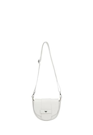 Biała skórzana torba na ramię z regulowanym paskiem i małą magnetyczną klapką z metalowym logo z przodu.