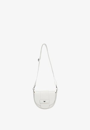 Biała skórzana torba na ramię z regulowanym paskiem i małą magnetyczną klapką z metalowym logo z przodu.