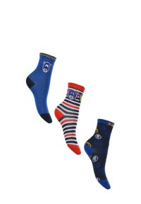 Tres pares de calcetines para niños: uno azul con un logo, uno a rayas en rojo y gris, y uno azul marino con patrones circulares en amarillo y gris.