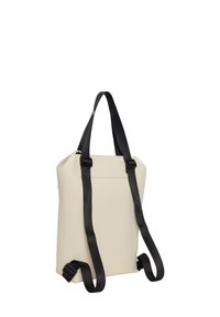 Bolsa impermeable color crema con correas ajustables negras, diseño vertical y cierre con cremallera. Líneas limpias y estilo minimalista.