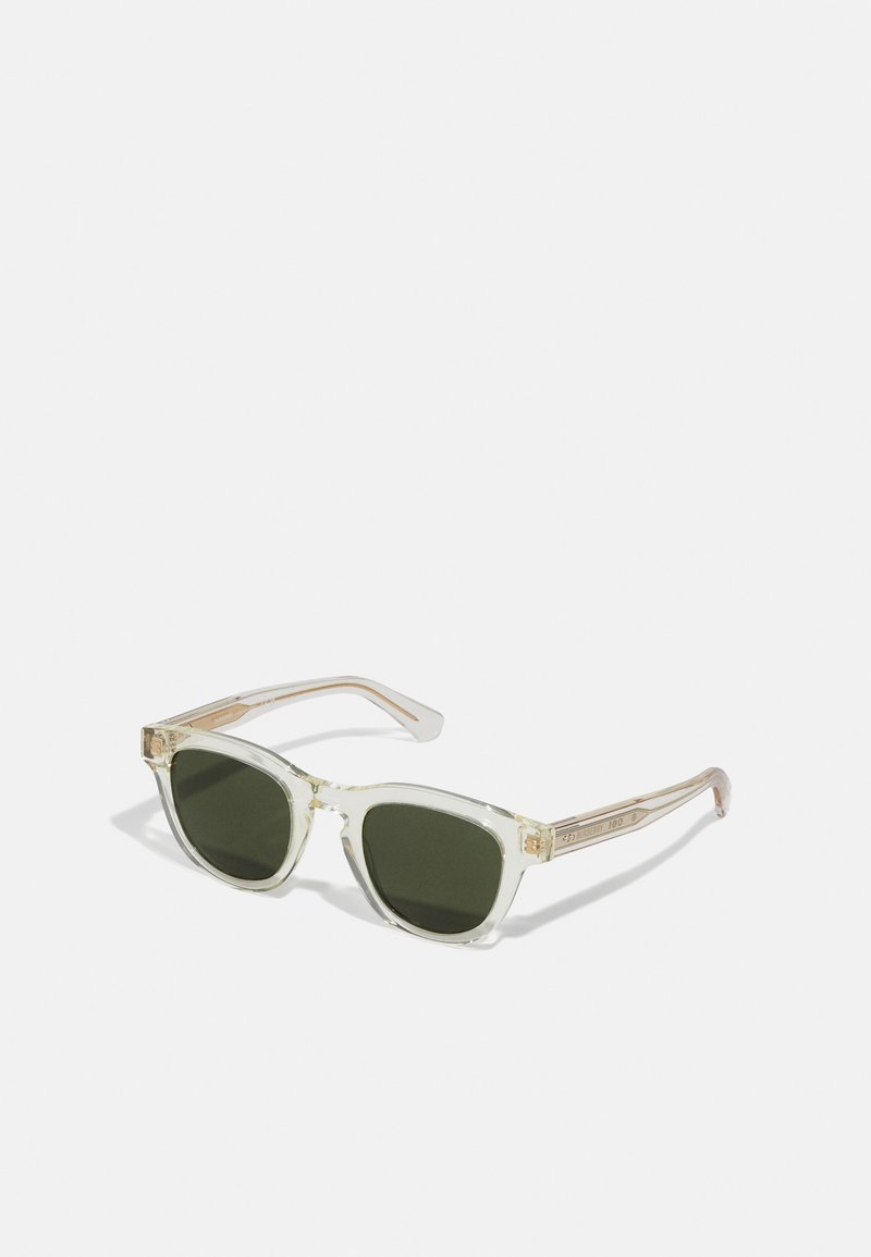 Óculos de sol com uma armação de plástico transparente, lentes verde-escuras e braços em acetato de cor clara com detalhes de design subtil.