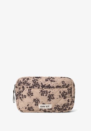 Gestepptes Reißverschlussmäppchen in Beige mit dunklem Blumenmuster, ausgestattet mit einem vorderen Fach und einem Markenetikett, glatte Stofftextur.