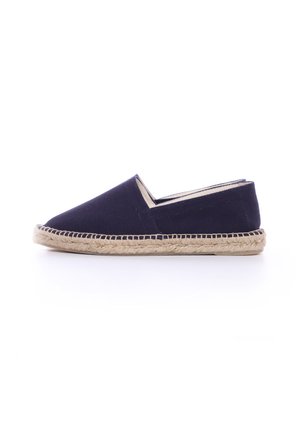 Espadrilles en toile bleu marine avec un bout fermé et un design bas, présentant une semelle en jute et une couture contrastante le long du bord supérieur.