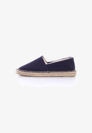 Espadrilla in tela navy con punta chiusa e design a taglio basso, caratterizzata da una suola in corda di juta e cuciture a contrasto lungo il bordo superiore.
