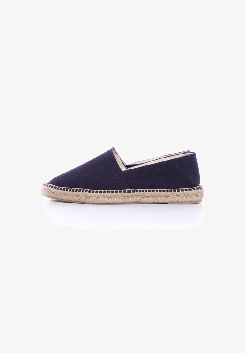 Espadrille de lona marina con punta cerrada y diseño de corte bajo, con suela de yute y costuras en contraste a lo largo del borde superior.