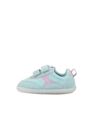 Zapatilla azul claro para niño pequeño con "X" rosa en el lateral de malla, doble cierre de velcro, suela blanda y lazo rosa en el talón.