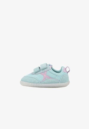 Zapatilla azul claro para niño pequeño con "X" rosa en el lateral de malla, doble cierre de velcro, suela blanda y lazo rosa en el talón.