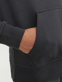 Hoodie noir avec une poche kangourou à l'avant, des poignets côtelés et une texture de tissu douce, mettant en avant un design confortable et décontracté.