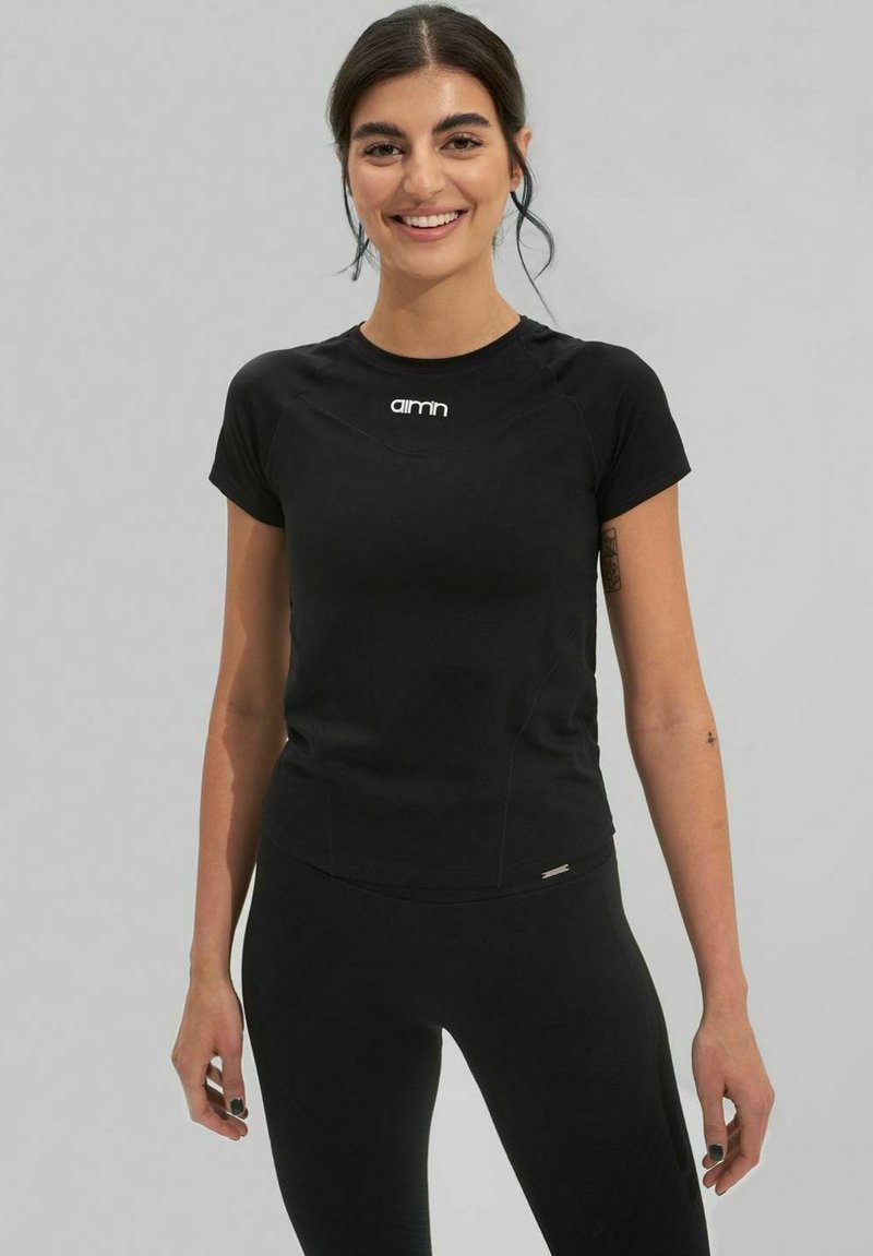 T-shirt de sport noir à manches courtes, col rond et logo en accent. Design ajusté, texture lisse et coutures contrastées.
