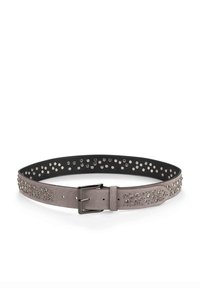 Cinturón de ante gris con tachuelas plateadas y un interior negro. Cuenta con una hebilla metálica y patrones decorativos a lo largo de los bordes.