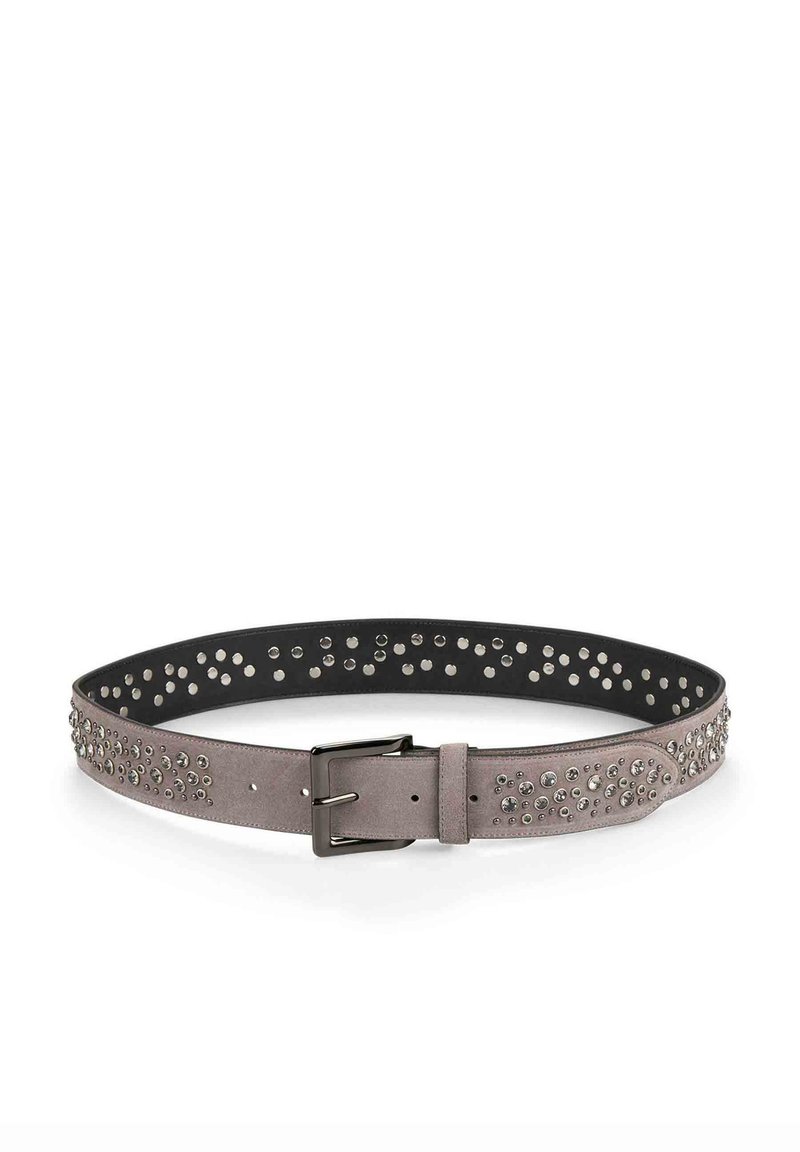 Cinturón de ante gris con tachuelas plateadas y un interior negro. Cuenta con una hebilla metálica y patrones decorativos a lo largo de los bordes.