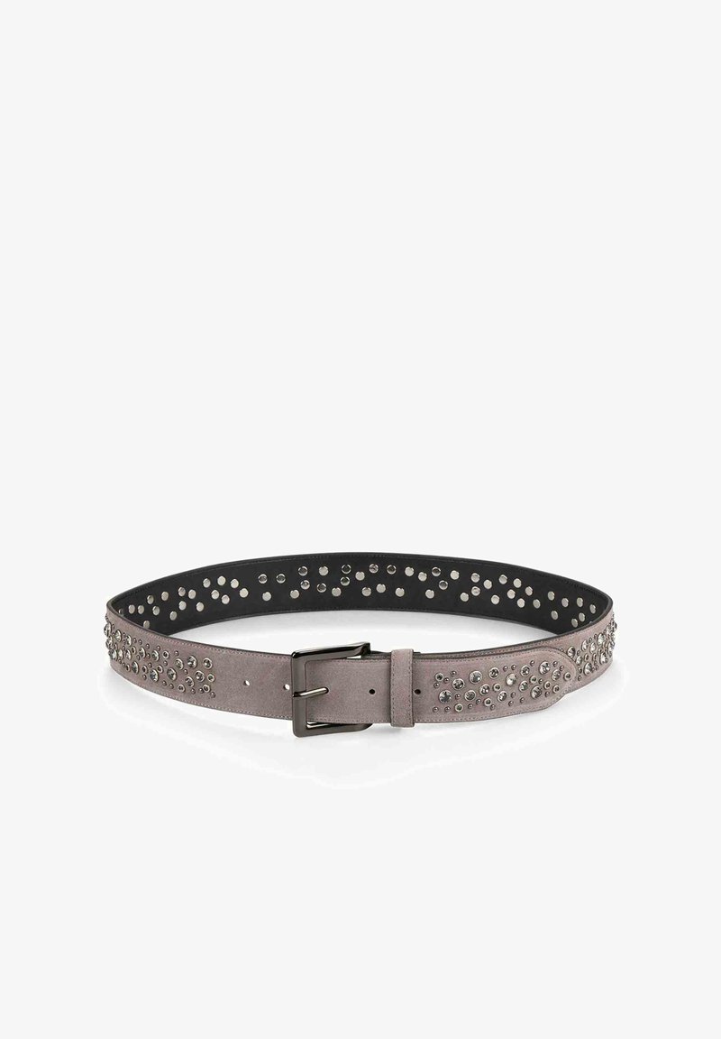 Cinturón de ante gris con tachuelas plateadas y un interior negro. Cuenta con una hebilla metálica y patrones decorativos a lo largo de los bordes.