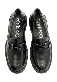 Czarne skórzane loafersy z połyskiem, z łańcuszkiem na przodzie oraz z wyściełaną wkładką, na której widoczna jest nazwa marki "RYŁKO".