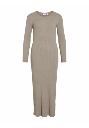 Hladký béžový pletený šaty s dlouhými rukávy, kulatým výstřihem a obepnutým střihem, který se mírně rozšiřuje k lemům.