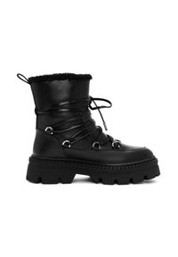 Botín de cuero negro con forro de pelo sintético, punta redonda, suela de goma gruesa y ojales metálicos para los cordones, diseñado para la durabilidad.