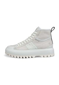 Sneakers alte in pelle grigia chiaro con dettagli testurizzati, lacci bianchi e una suola in gomma spessa e frastagliata. Presentano il marchio Gore-Tex.