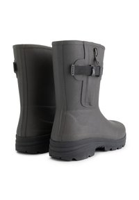 Bottes étanches grises en caoutchouc texturé, dotées d'une semelle épaisse, d'une sangle réglable et de tiges hautes pour un soutien et une durabilité accrus.