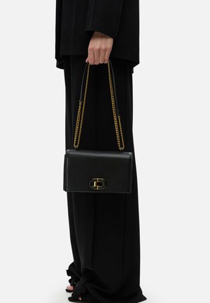 Borsa a tracolla in pelle nera con forma rettangolare, tracolla in catena dorata e un distintivo dettaglio della chiusura dorata. Design semplice, adatta a varie occasioni.