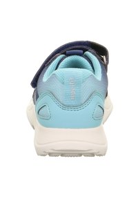 Niebieski i granatowy but sportowy z siateczkową górą, regulowanym paskiem, amortyzującym kołnierzem i teksturowaną gumową podeszwą. Widoczne jasnoniebieskie akcenty.