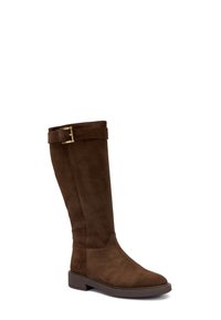 Bota de ante marrón hasta la rodilla con punta redondeada, suela plana y un detalle de hebilla en el eje superior. Textura suave y diseño sencillo.