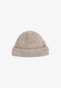 Gorro de punto beige con un puño grueso acanalado y un cuerpo texturizado, con sutiles variaciones de color y patrón en toda su superficie.