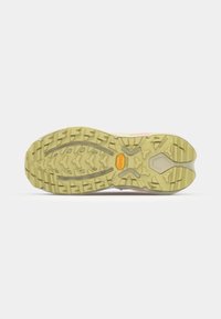 Semelle de chaussure avec un motif de semelle multidirectionnel, principalement jaune avec des accents gris, présentant une surface texturée et un logo bien visible.