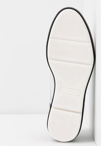 Thumbnail Image 7