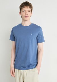 Calvin Klein Jeans EMBRO BADGE - Jednoduché tričko - blue coast