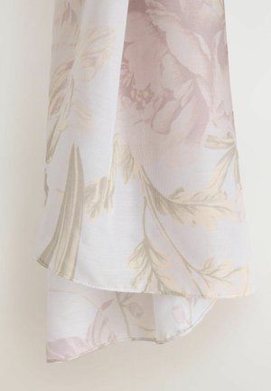 Rideau en tissu léger avec un motif floral dans des tons pastel de rose et de vert. Présente un léger éclat et un bord ourlé.