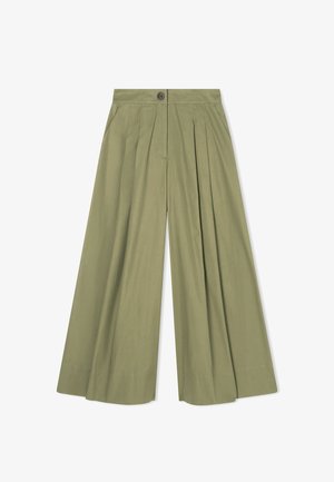 Spodnie o wysokim stanie, szerokich nogawkach w jasnym oliwkowym kolorze, z przodu z plisami, bocznymi kieszeniami, zapinane na guziki i z gładkim paskiem w talii.