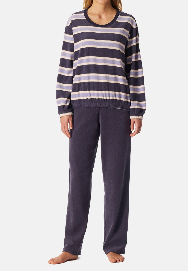 Stribet loungewear sæt bestående af en lilla langærmet top med elastisk kant og matchende vide bukser i et blødt, struktureret materiale.
