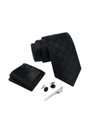 Papillon nero con un motivo a diamante testurizzato, fazzoletto coordinato, clip per cravatta argento e gemelli rotondi con inserto nero.