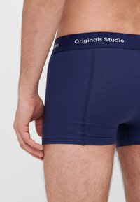 Navyblauwe stretch boxershorts met een zachte tailleband waarop "Originals Studio" staat. Soepele stof met minimale stikseldetails.