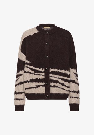 Stickad cardigan i mörkt burgunder och beige, med en strukturerad yta och abstrakt mönster. Har rund hals och svarta knappar.