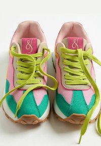 Le scarpe da ginnastica atletiche rosa e color turchese presentano materiali in rete e camoscio, lacci rotondi in verde lime e un'etichetta rosa con il logo sulla linguetta.