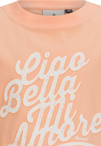 Koszulka bawełniana w kolorze brzoskwiniowym z białym, strukturalnym napisem "Ciao Bella". Klasyczny fason z okrągłym dekoltem i miękką teksturą.