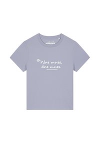 Lichtpaarse katoenen t-shirt met korte mouwen en een ronde halslijn. Bevat witte tekst: "Was muss, das muss." Eenvoudig en onopgesmukt ontwerp.
