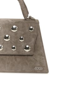 Bolso de ante gris con tachuelas redondeadas de tono plateado, cierre de solapa y forma triangular. Presenta un asa corta y detalle con el logo.