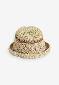 Chapeau en paille tissé avec une couronne arrondie et un large bord, présentant des bandes alternées de beige, rose clair et lavande. Surface texturée.